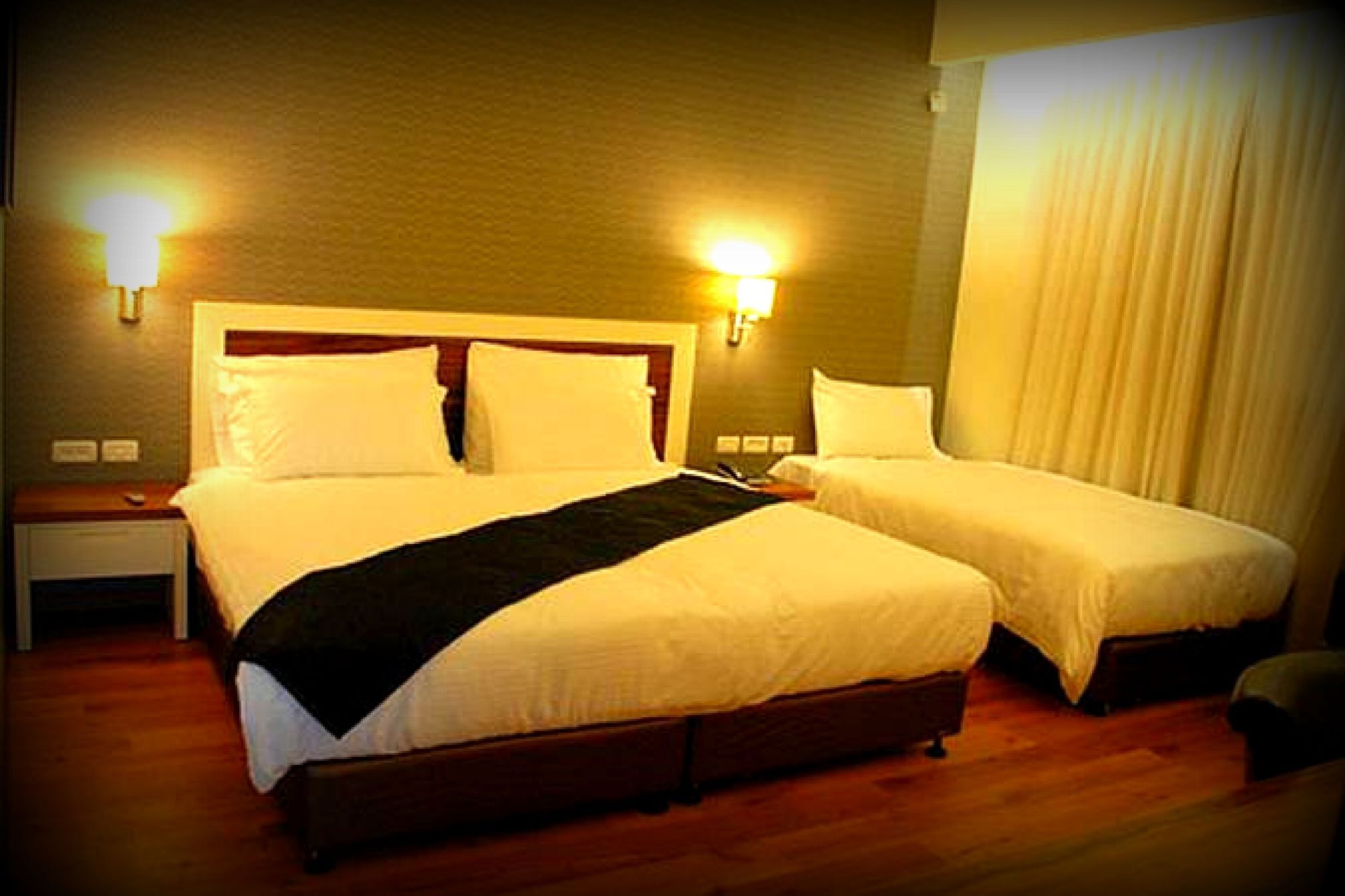 Emily'S Hotel Тиберия Екстериор снимка